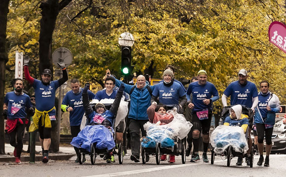 gente con capacidades especiales participando en una carrera