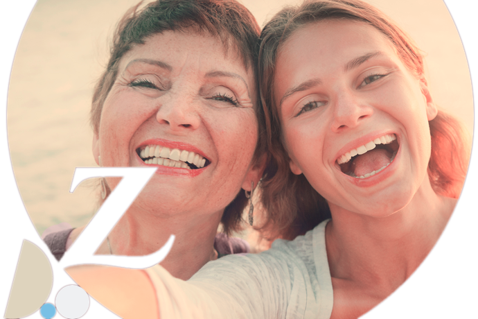madre e hija sonrientes haciéndose un selfie