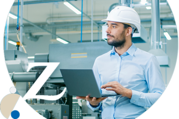 chico con ordenador en sala de máquinas