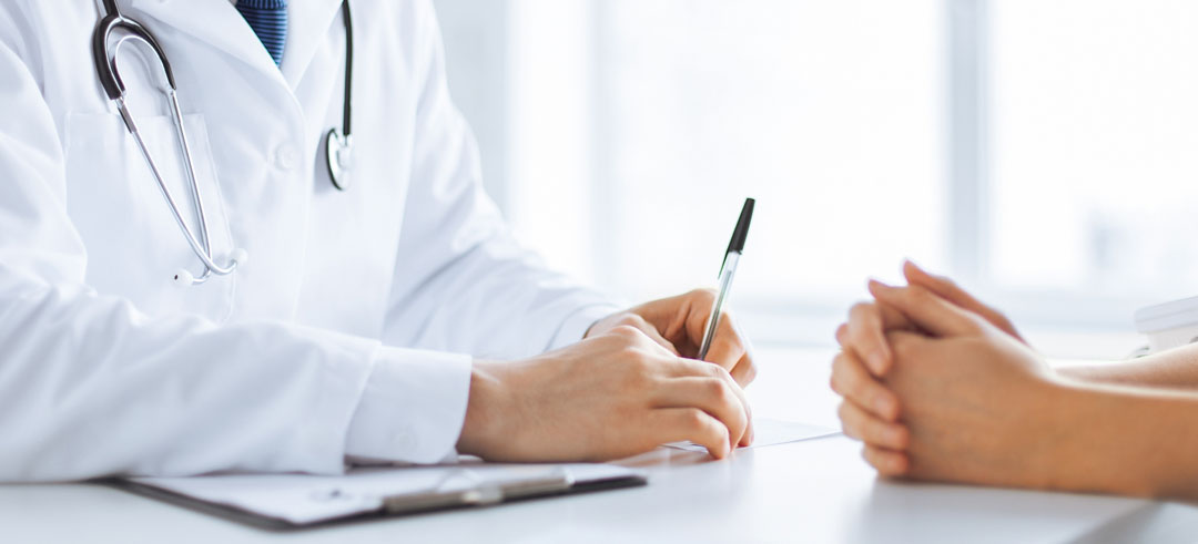 Médico haciendo un diagnostico a otra persona en una consulta