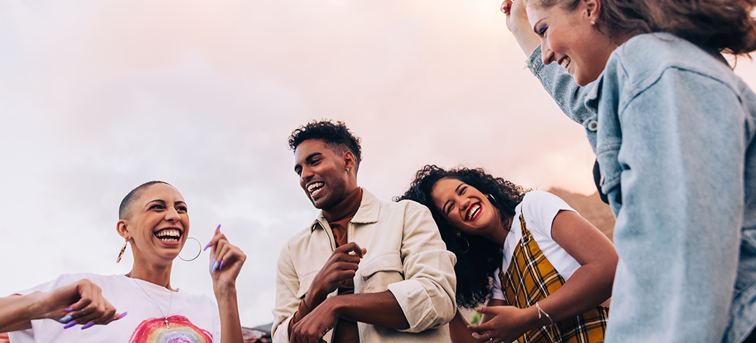 Grupo de jóvenes sonriendo y disfrutando al aire libre