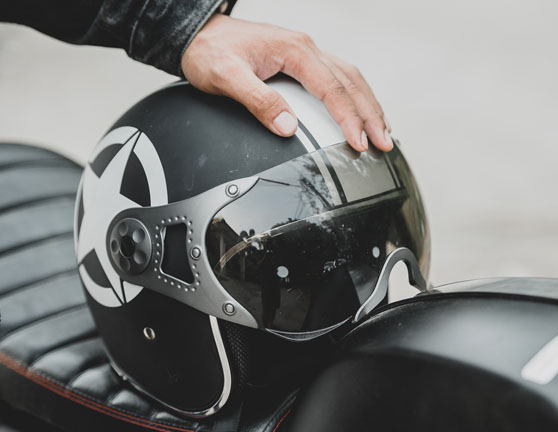 Casco sobre una moto