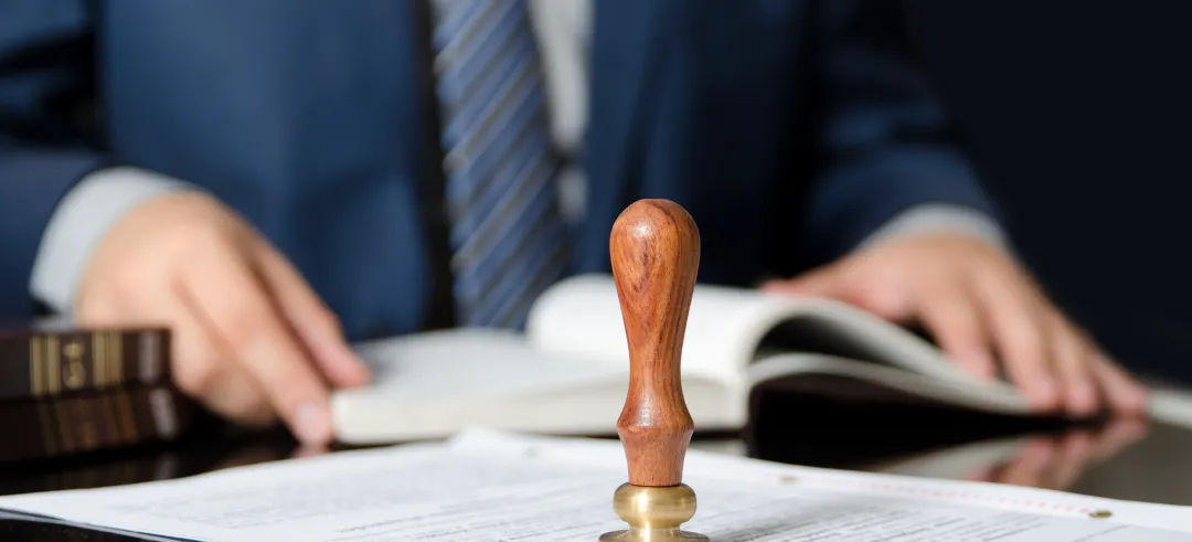 Persona compulsando documentos