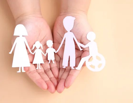 Silueta de una familia hecha con papel y sostenida entre las manos