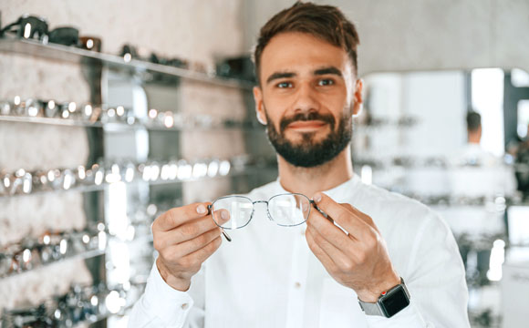 Persona sosteniendo unas gafas