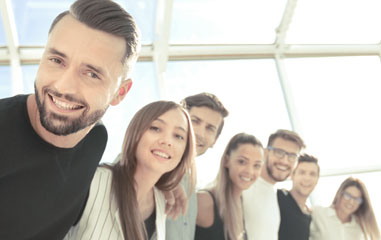 grupo de gente alineados mirando a cámara