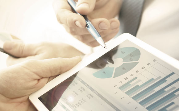 Personas revisando estadísticas en una tablet