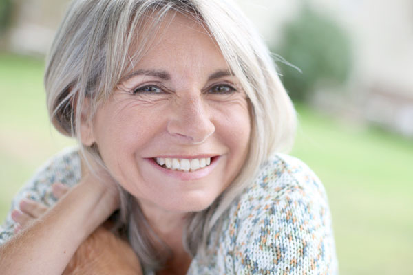 señora mayor sonriendo