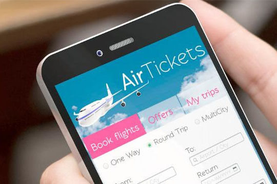 Pantalla de un teléfono móvil mostrando una web para comprar vuelos