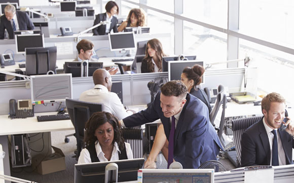 ambiente de trabajo en una gran oficina